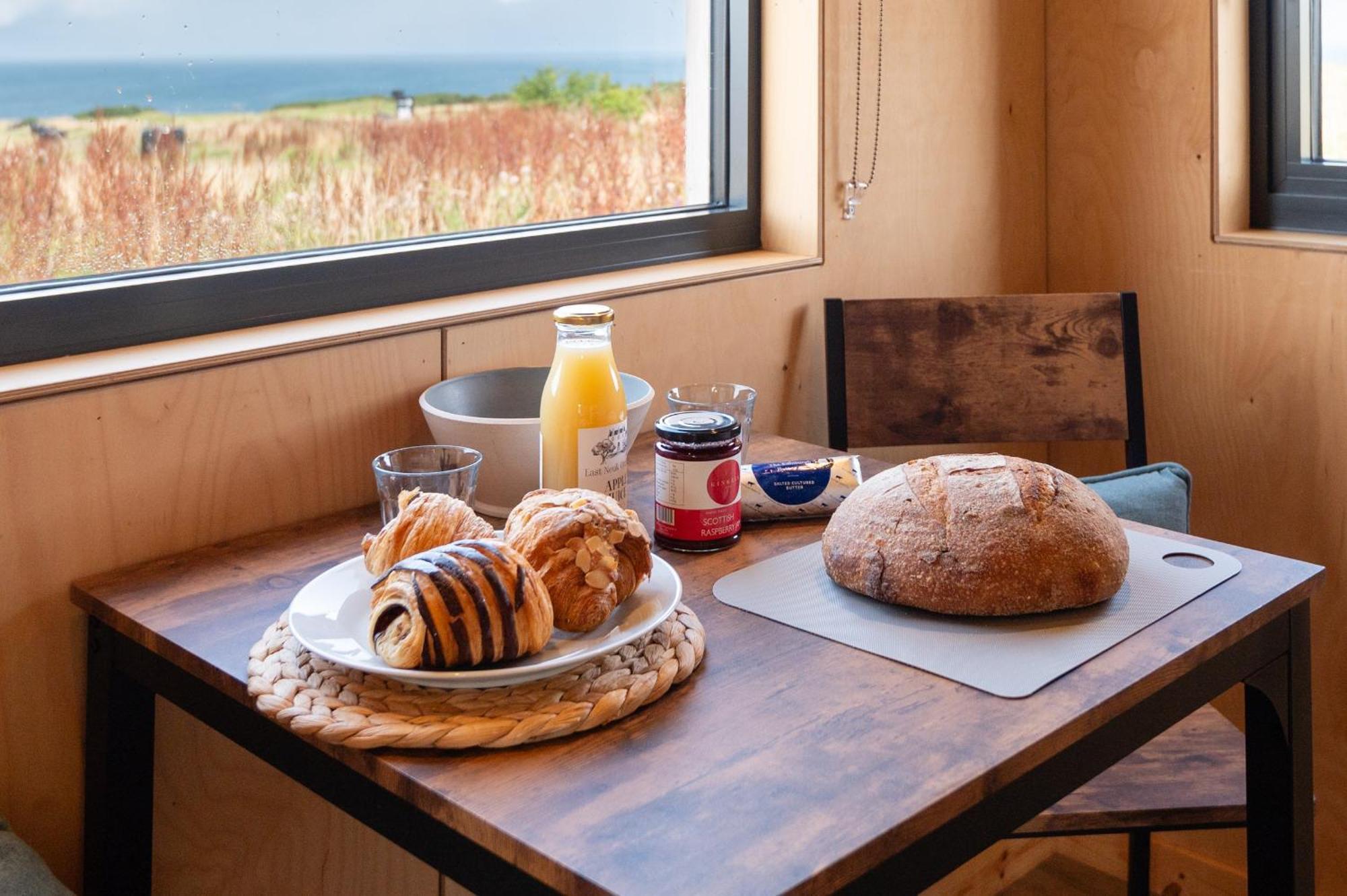 Rustic Cabins, Sea Views From Rewilded Farm With Highland Cows เซนต์แอนดรูว์ ภายนอก รูปภาพ